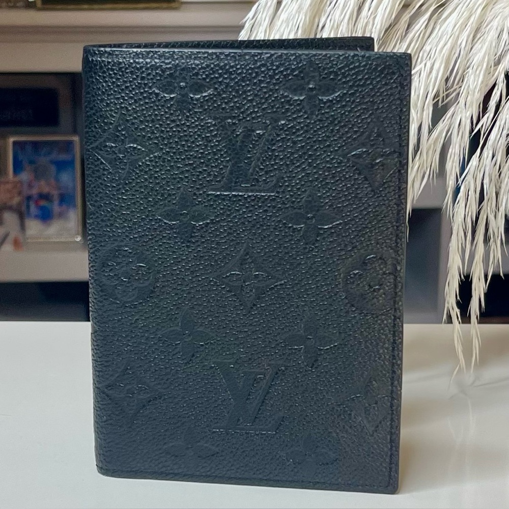 Louis Vuitton Passport Holder • Empreinte Leather • Beautiful Condition